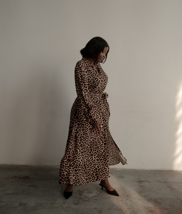 Model zeigt Kleid mit Leoparddruck