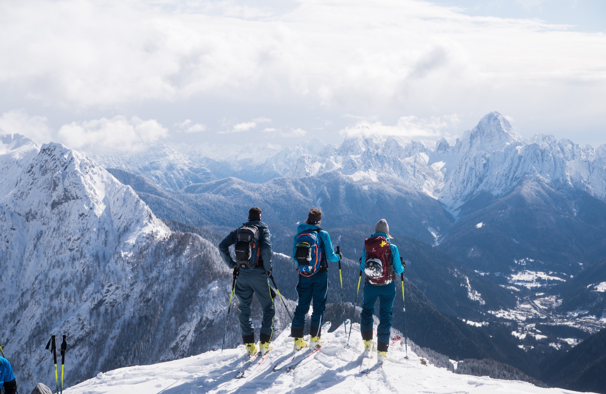 Scialpinisti che ammirano il paesaggio